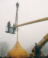 начало установки куполовстропальшики зацепляют крест за стропыBegining of the installation of Domes and CrossesEngagement of strips